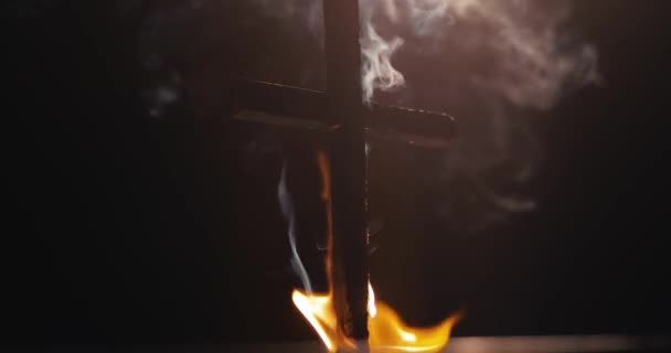 Brennendes Kreuz fällt um — Stockvideo