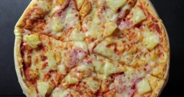 Pizza elbisesi yukarıdan dönüyor.