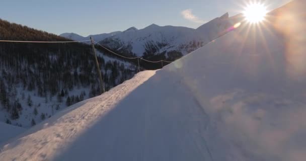 Sciare lungo un pendio di luce solare brillando dal tramonto del sole — Video Stock