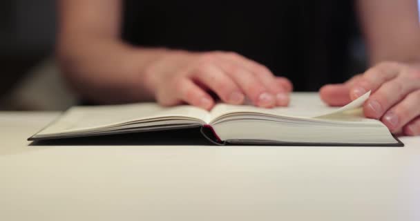 Book in a table in a room, man reading — Stock Video
