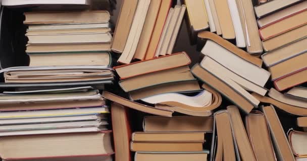 Bücherwand in einem Haufen — Stockvideo