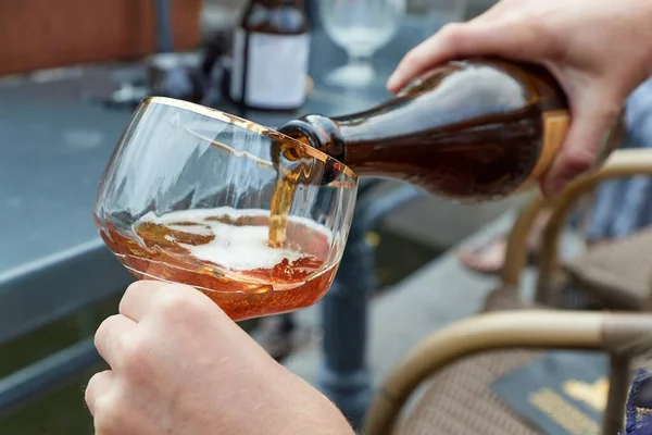Пиво, налите у склянку в Нідерландах. — стокове фото