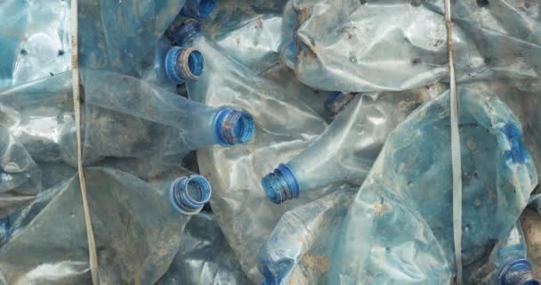 Πλαστικές φιάλες σε μπάλες για ανακύκλωση αποβλήτων — Αρχείο Βίντεο