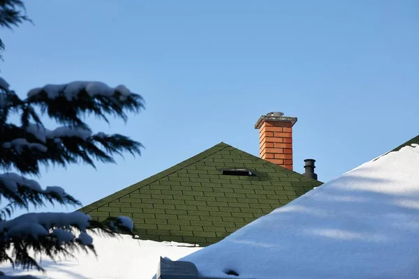 Camini su una casa con neve Immagine Stock