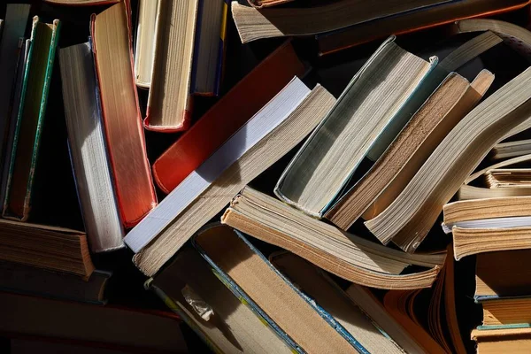 Muro di libri accatastati — Foto Stock