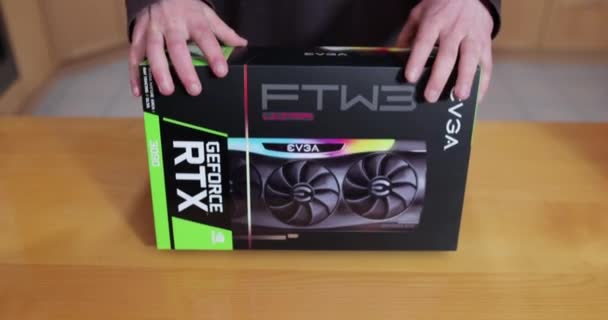 Buying EVGA Geforce RTX 3090 Nvidia GPU in a shop — Stock Video