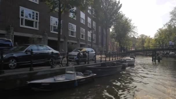 Amsterdam vue depuis les canaux sur un bateau — Video