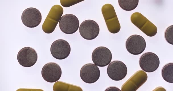 Medikamententabletten drehen sich auf glühendem Tablett — Stockvideo