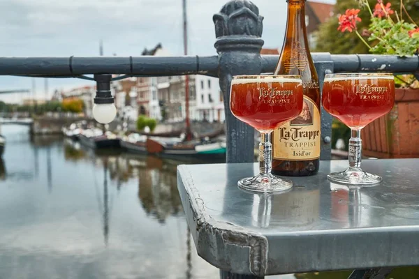 Trappistické pivo nalito do skleničky v Nizozemsku — Stock fotografie