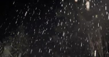 Geceleri kar yağıyor.