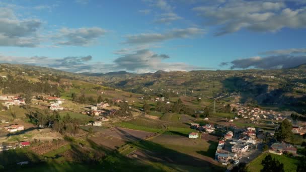Город в Андах, Эль-Тамбо, Эквадор, вид с воздуха — стоковое видео