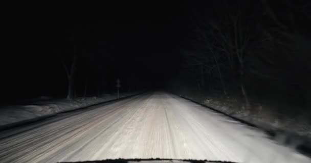 Winter verschneite Nachtfahrt — Stockvideo