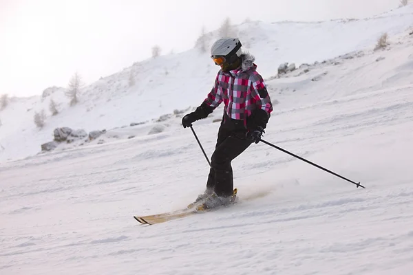 Kobieta narciarz — Zdjęcie stockowe