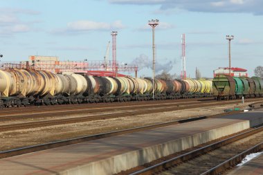Yük treni geçiyor.