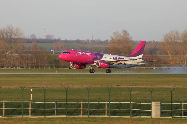 Wizzair a320 飞机降落在布达佩斯 — 图库照片