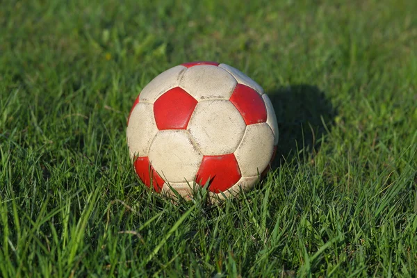 Ποδόσφαιρο στο γρασίδι — Φωτογραφία Αρχείου
