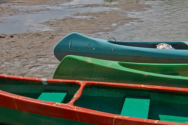 Canoas en la orilla del río —  Fotos de Stock