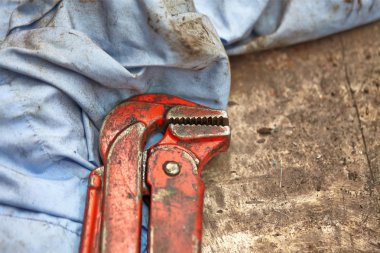 Bir atölyede somun anahtarı