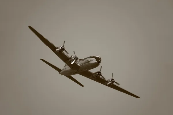 Avion Vintage dans les airs — Photo