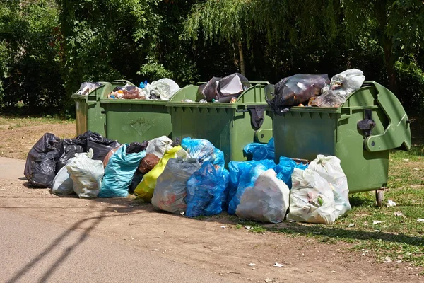 Contenedores de basura llenos, desbordantes —  Fotos de Stock