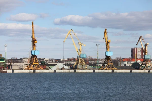 Dock mit Kränen — Stockfoto