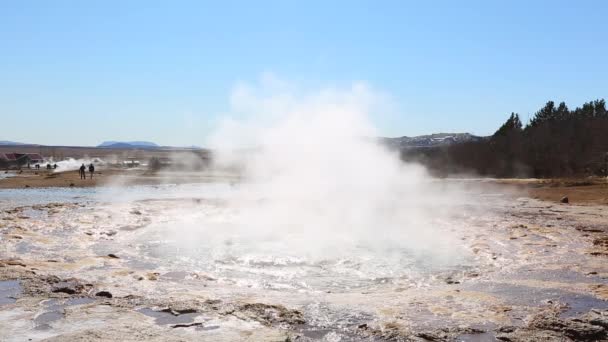 Geyser em erupção — Vídeo de Stock