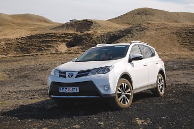 Arazi üzerinde Toyota Rav4