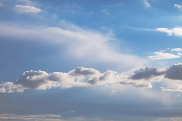 Kék ég fehér felhőkkel — Stock Fotó