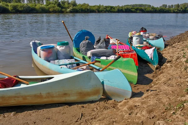 Canoas aparcadas a orillas del río — Foto de Stock
