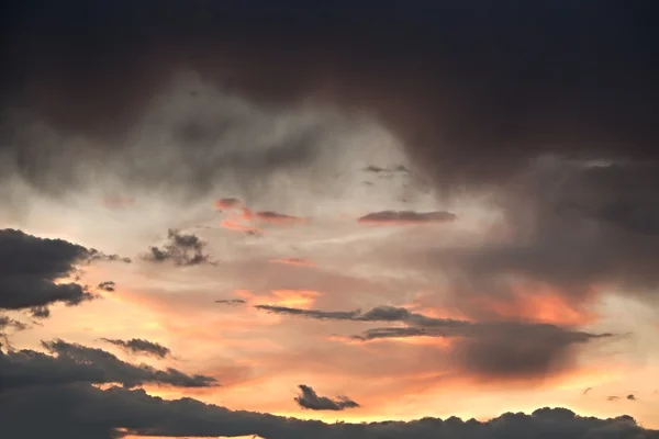 Céu do por do sol com nuvens escuras — Fotografia de Stock