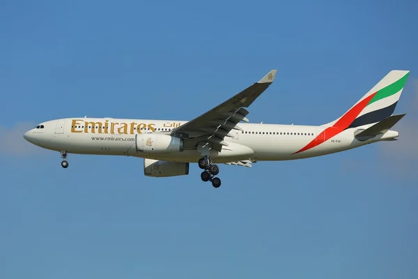 Airliner landing at Budapest Airport — Stock Photo, Image