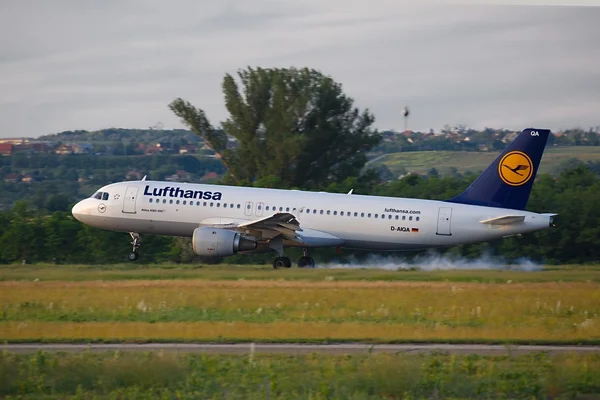 Airliner Touching Down — Stock Photo, Image