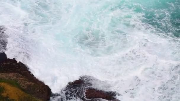 Κύματα του ωκεανού χτύπημα στα βράχια — Αρχείο Βίντεο