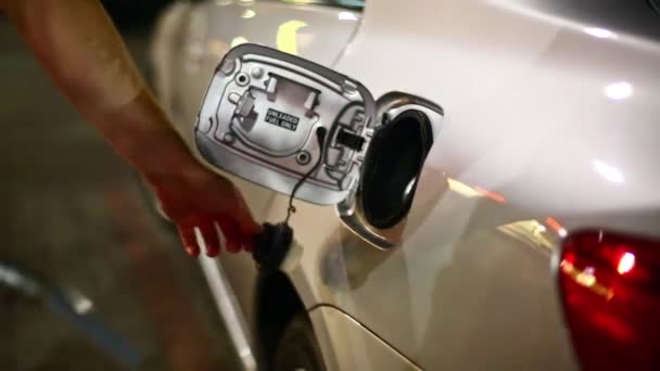 Uomo che riempie di carburante in auto — Video Stock