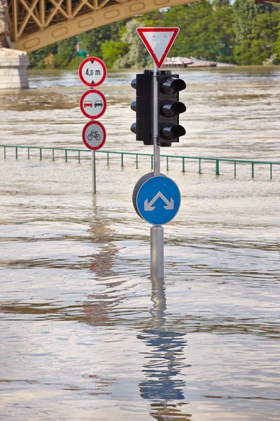 Straße mit Verkehrsschildern überflutet — Stockfoto