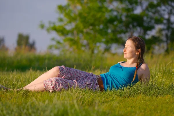 Žena relaxační trávě — Stock fotografie