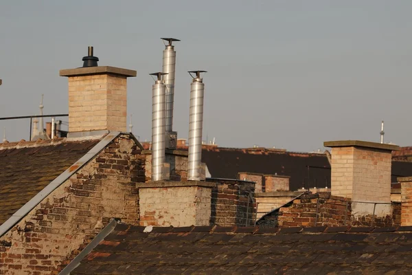 Димоходи на дахах крупним планом — стокове фото