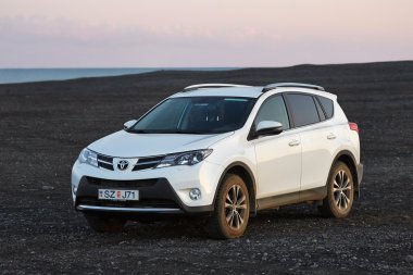 Arazi üzerinde Toyota Rav4
