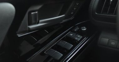 Sürücü koltuğunda oturan açık araba kapısı, varış noktasına vardığında çıkıyor.