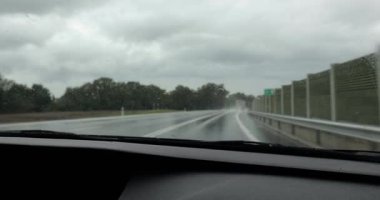 Yağmurda araba sürmek, iç manzara, yağmurlu ve kasvetli havada silecekleri çalıştırmak.