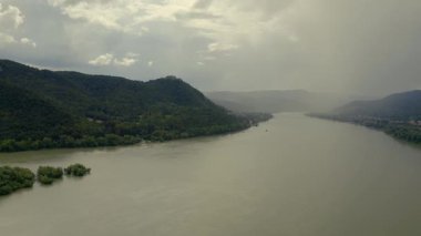 Macaristan 'da Tuna nehrinin kıvrımında insansız hava aracı manzarası