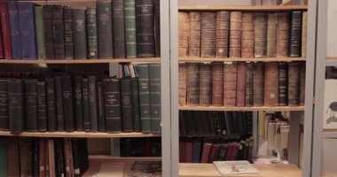 Prag, Çek Cumhuriyeti - 17 Mayıs 2024: Prag Ulusal Teknik Müzesi arşivlerindeki eski kitaplarla dolu kütüphane, kitap basımı