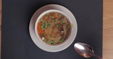 Tavuklu et çorbası, kaşıklı sebze, tepeden tırnağa.