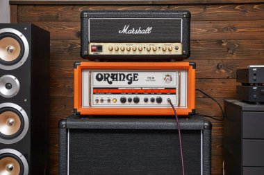 Budapeşte, Macaristan - 28 Ocak 2025: Orange TH30 gitar amplifikatörü, klasik İngiliz gitar amfisi hepsi bir stüdyoda, Marshall DSL 20 tüm tüp
