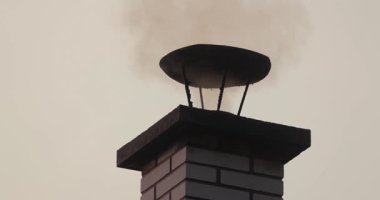 Köy evinin çatı bacası, yanan odun ve kömürden çıkan yoğun duman. Kötü ısıtma uygulamalarından kaynaklanan hava kirliliği Doğu Avrupa kırsallarında yaygındır.