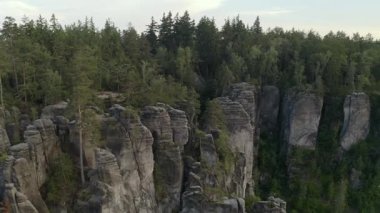 Çek Cumhuriyeti 'ndeki Prahov Kayaları, görkemli uçurum kulelerinin hava aracı manzarası, popüler yürüyüş alanı