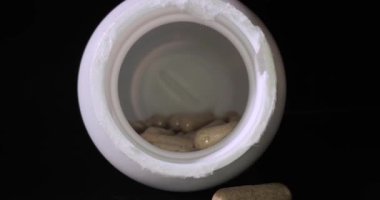 Şişedeki ilaç ya da ilaç hapları, makro lens kavanozun içine.