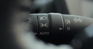 Araba dönüş sinyal göstergesi ışıkları sürüş sırasında, sağa dönerken