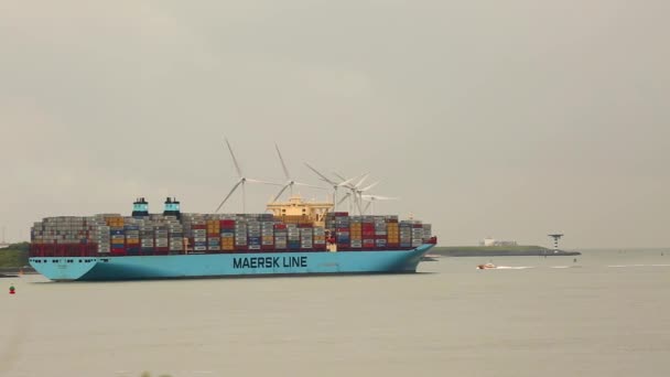 Enorma containerfartyg — Stockvideo