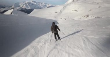 Alplerde kayak yapmak, kayakçı hızla iniyor, dinamik çekim noktası.